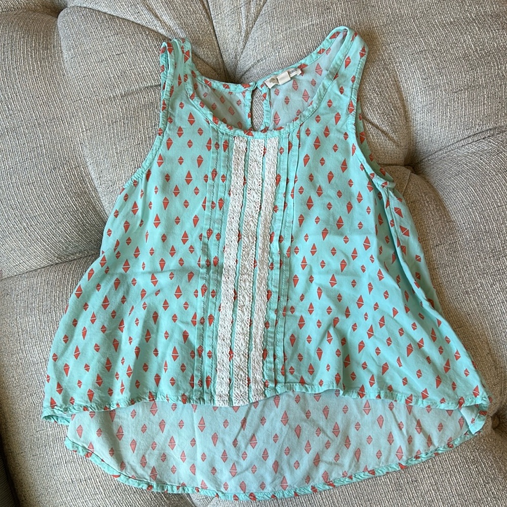 Flowing tank top with lace trim and triangle geometric pattern